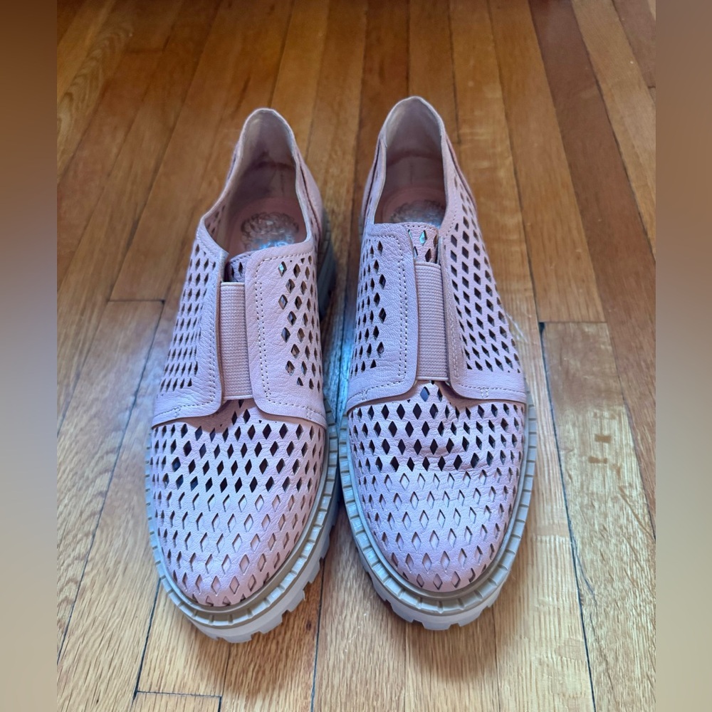 Vince Camuto Mritsa slip-on oxford with a perforated upper. Never worn. Size 6 - Picture 4 of 12
